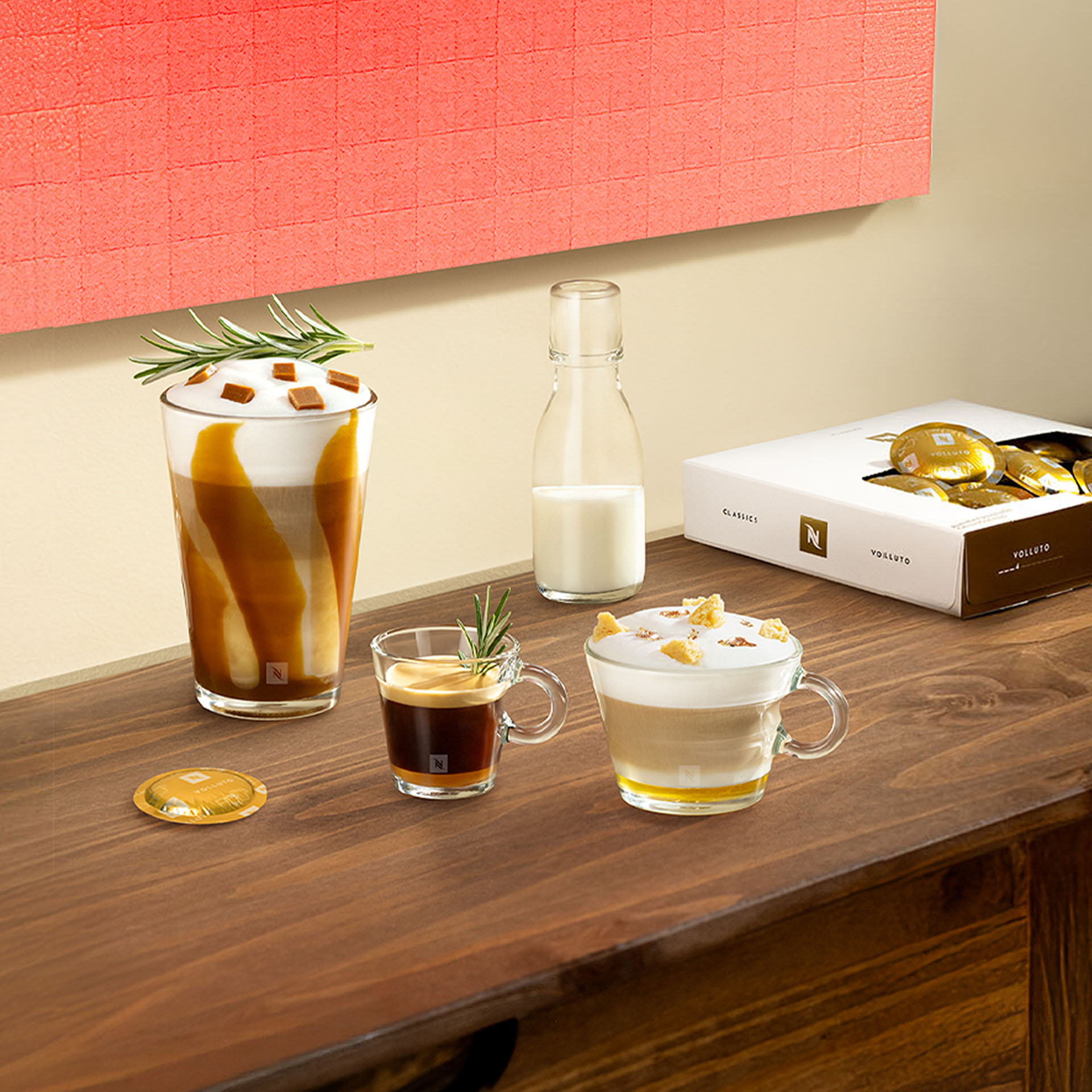 Nespresso Professional Volluto kávéból készült kévéreceptek egy asztalon