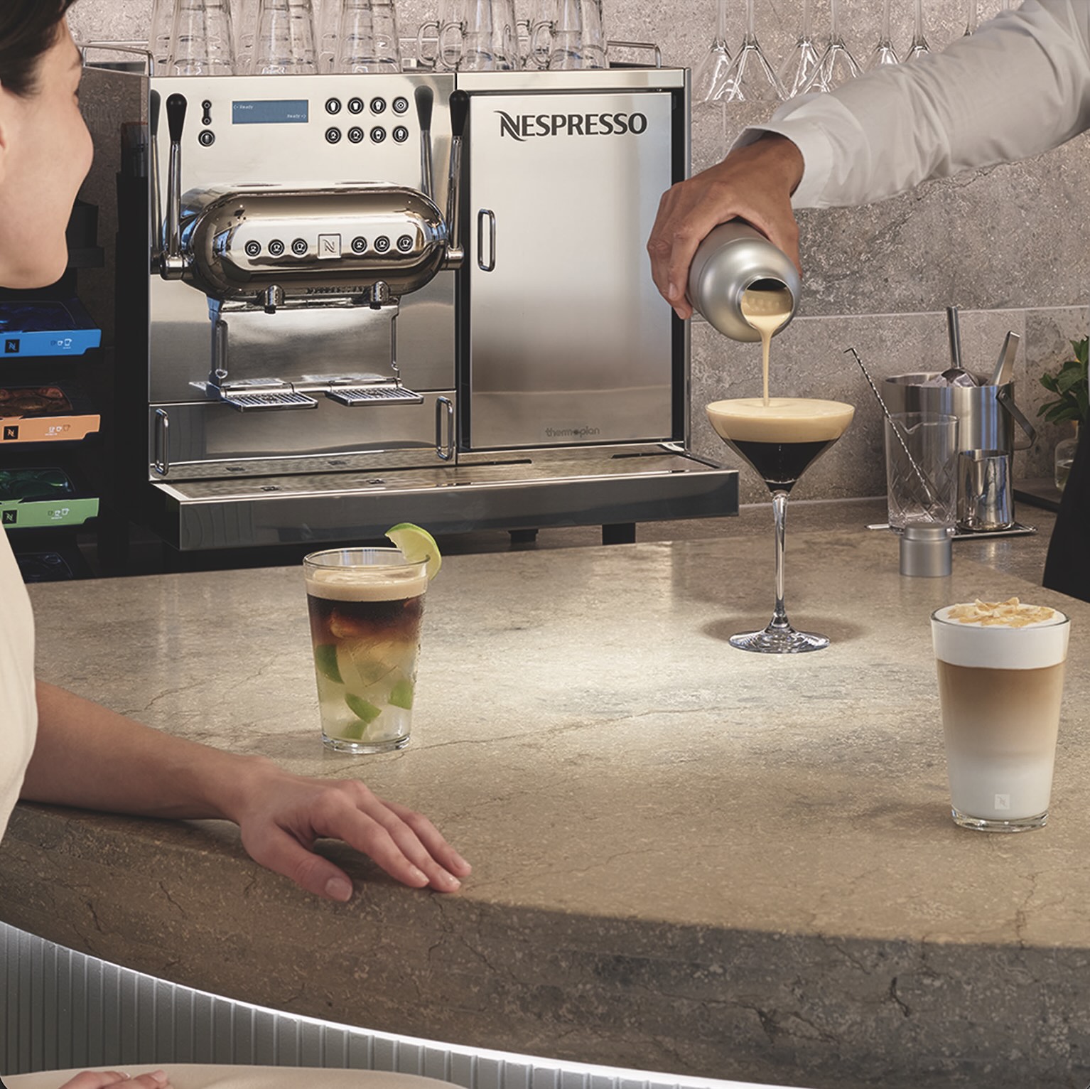 Barista kávékoktélokat készít egy aguila 220 kávégép előtt